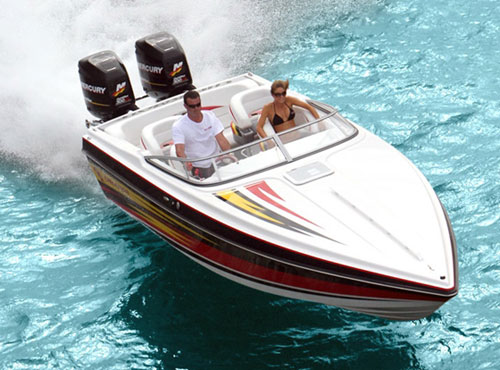 Twin 225-hp outboard engines will push the Convincor 2800OBX to 65 mph.