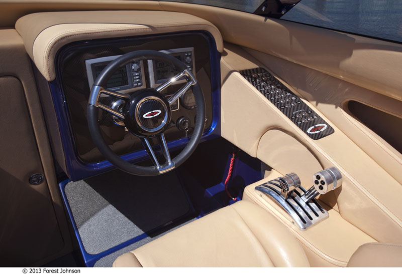 The gauge-less helm of the GTMM 39' includes two SmartCraft VesselView displays in the dash.